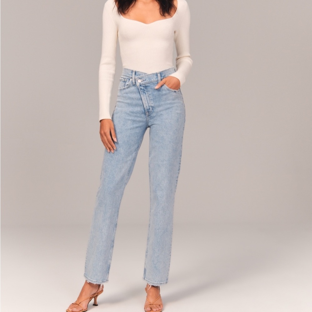 Abercrombie & Fitch The 90s Straight Ultra High Rise Jean Light Wash With Criss-